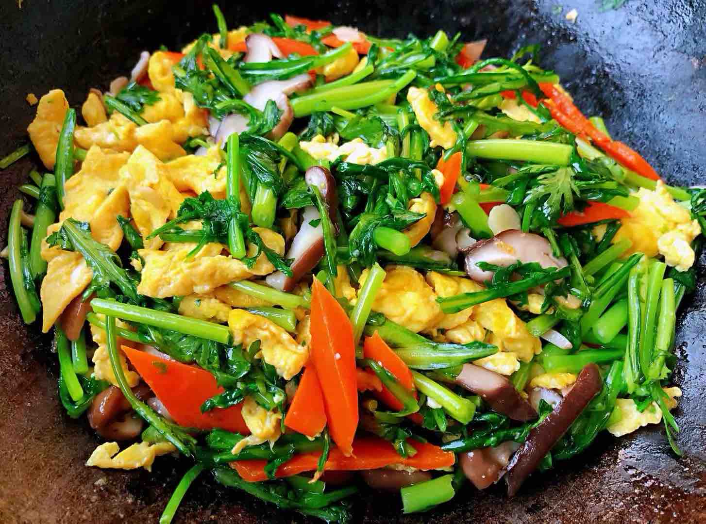 Scrambled Eggs with Chrysanthemum, Shiitake and Carrots recipe