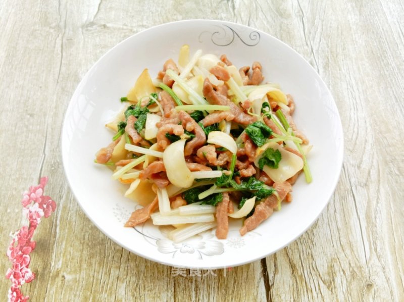 Stir-fried Shredded Pork with Celery and Lily recipe