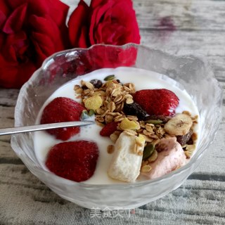 Strawberry Granola Mixed with Yogurt recipe