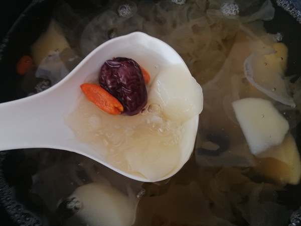 Peach, Tremella, Red Date Soup recipe