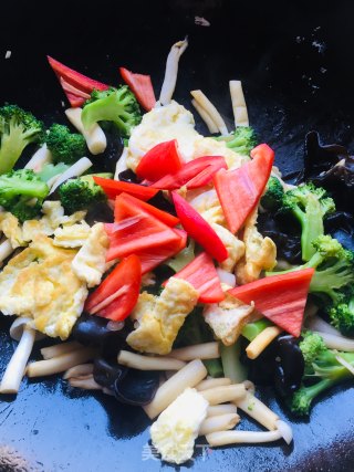 Scrambled Eggs with Broccoli, Seafood, Mushroom and Fungus recipe