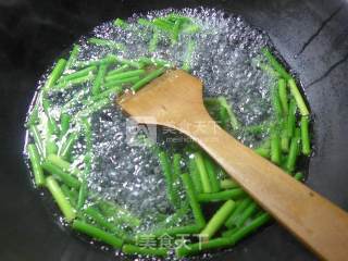 Stir-fried Bullfrog with Garlic Stalks recipe