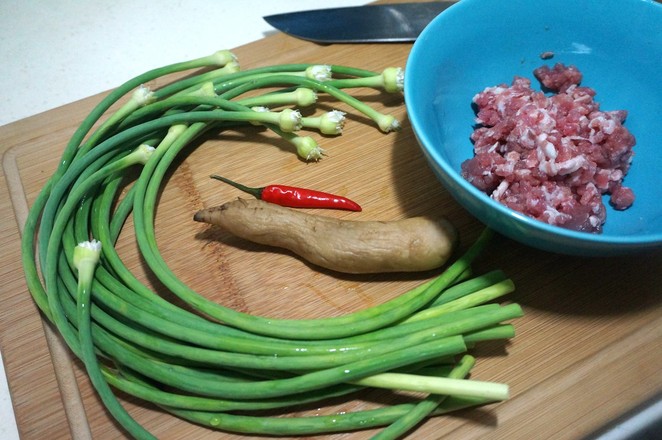 Minced Meat with Garlic Sprouts recipe