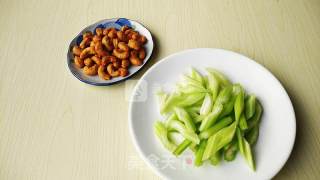 Char-roasted Cashew Nuts and Stir-fried Celery recipe