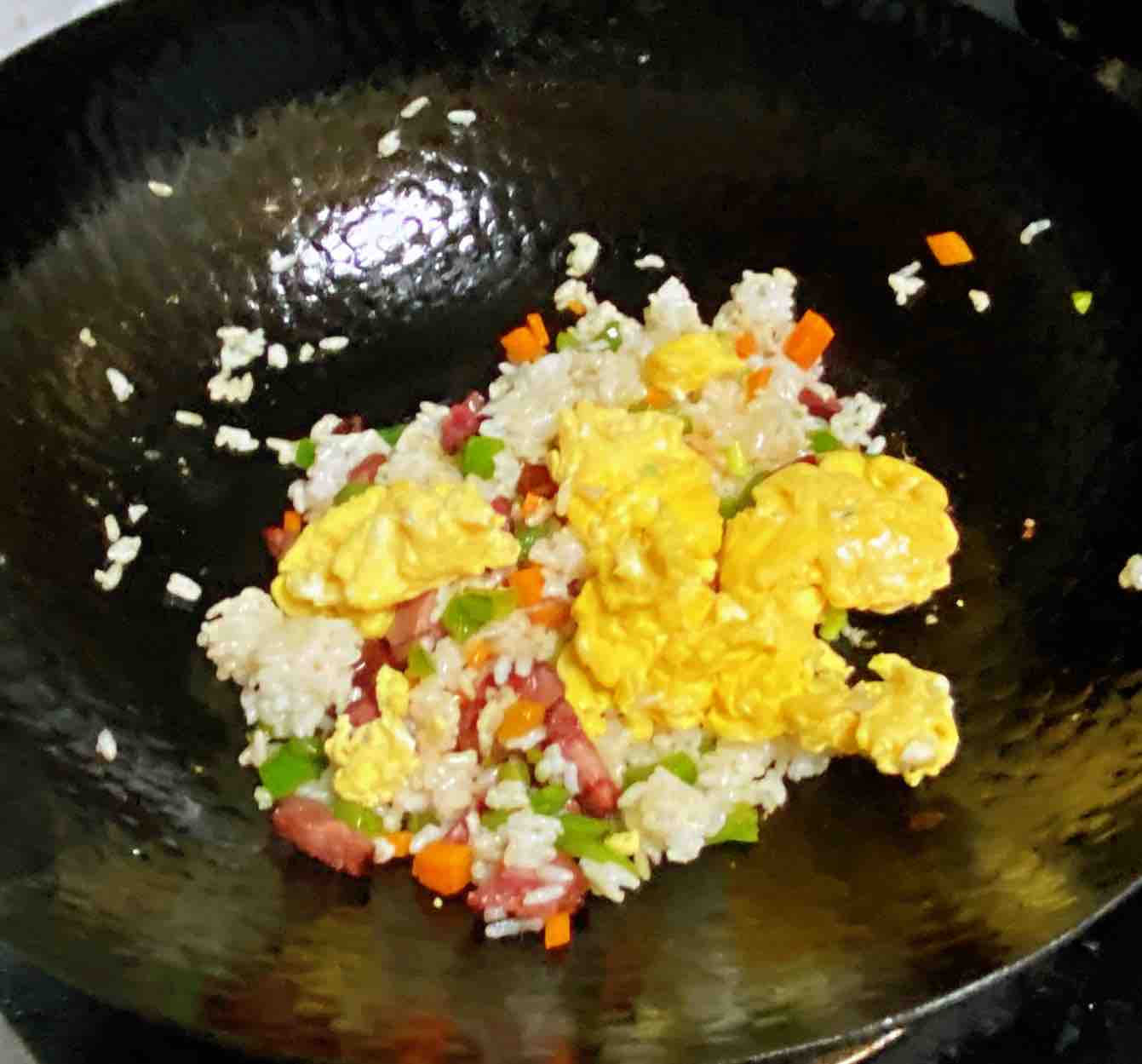[recipe for Pregnant Women] Fried Rice with Sausage and Seasonal Vegetables, Beautiful in Color and Taste recipe