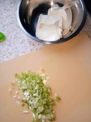 "flower Delicacy" Scallions Mixed with Tofu recipe