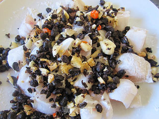 Steamed Moray with Garlic and Black Bean recipe