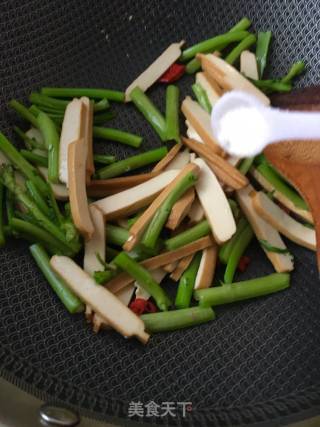 Stir-fried Wormwood Stalks Fragrant and Dried recipe