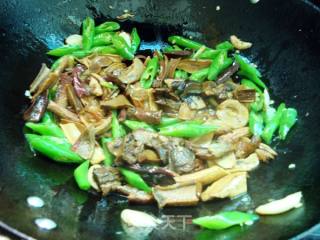 Stir-fried Porcini Mushrooms with Green Peppers recipe