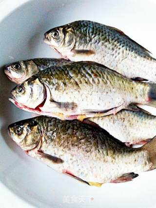 Pan-fried Small River Crucian Carp recipe