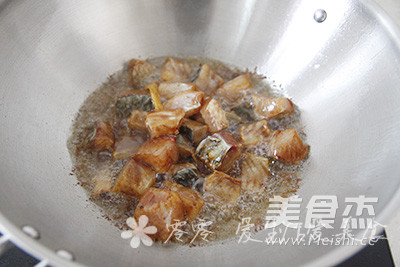 Pan-fried Grass Carp Cubes recipe