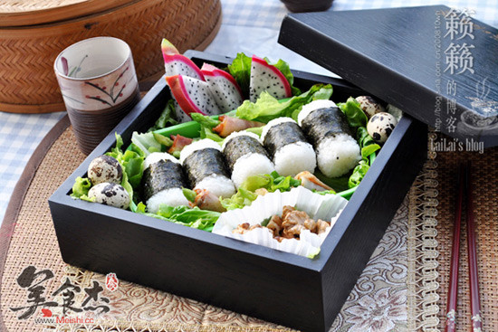 Seaweed Rice Ball Bento recipe