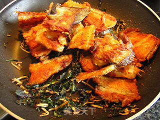 Pan-fried Salmon Bone with Basil recipe