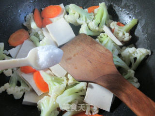 Carrots and Cauliflower Stir-fried Thousand Page Tofu recipe