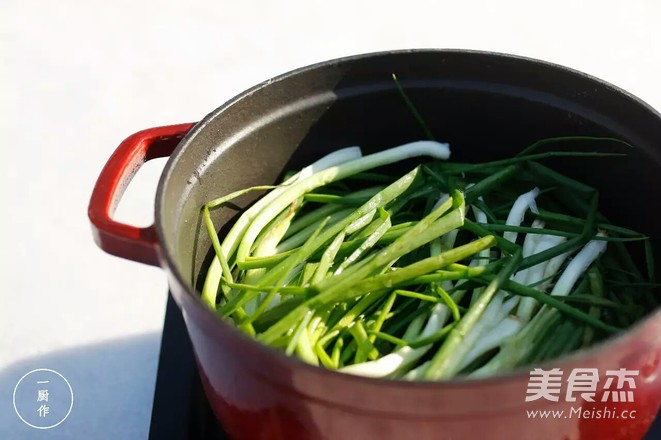 Anhydrous White Sliced Chicken in A Cast Iron Pan recipe