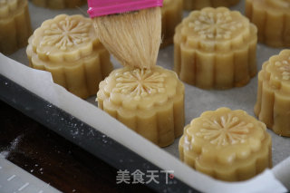 Cantonese-style Lotus Paste and Egg Yolk Mooncakes recipe