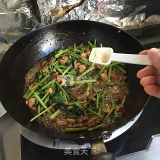 Stir-fried Parsley with Pork Crispy Bones recipe