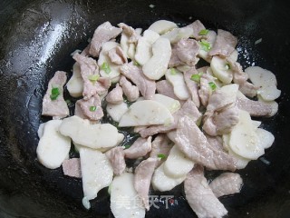 Stir-fried Sliced Pork with Water Chestnuts recipe