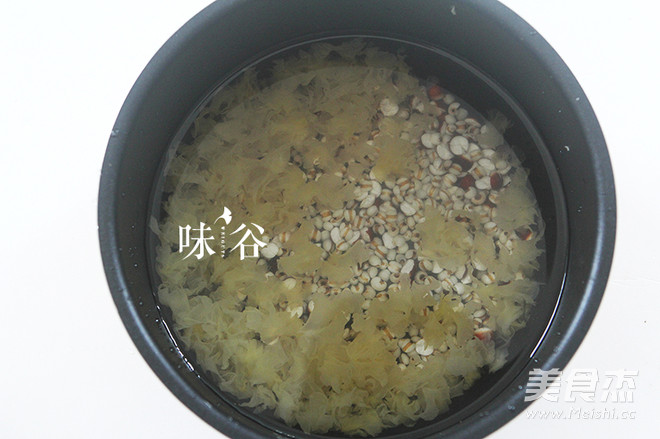 Gorgon, Barley, White Fungus Soup recipe