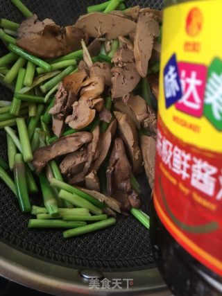 Stir-fried Chicken Liver with Garlic Moss recipe