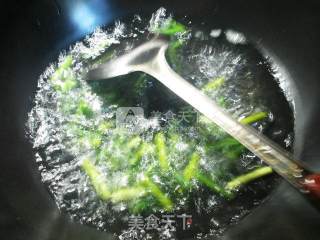 Stir-fried Bullfrog with Soy Sauce and Garlic Stalks recipe