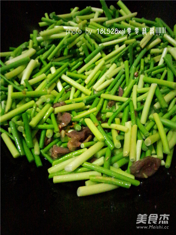 Stir-fried Duck Gizzards with Garlic Stalks recipe