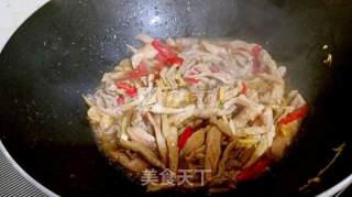 Stir-fried Shredded Pork with Parsley and Bean Curd recipe