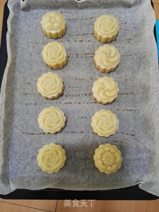 Cantonese-style White Bean Paste Moon Cakes recipe