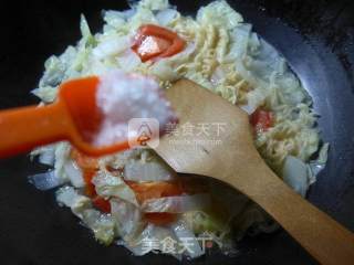 Rippled Noodles with Tomato and Cabbage recipe