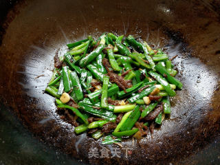 Stir-fried Green Pepper and Garlic Sprouts with Dace in Black Bean Sauce recipe