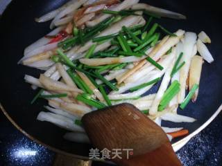 Stir-fried Lotus Root with Leek Flower recipe