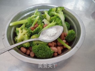 Broccoli with Peanuts recipe