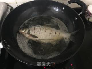 #春食野菜香#fried Wuchang Fish with Pepper Leaves recipe