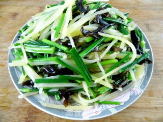 Potato Shreds Mixed with Leek and Moss recipe