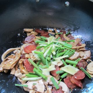 Stir-fried Vegetarian Chicken with Sausage recipe
