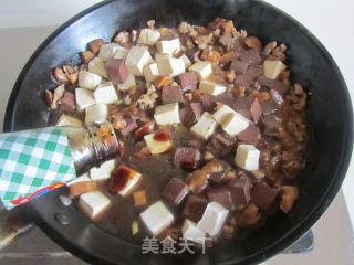 Two-color Tofu with Shiitake Mushrooms and Minced Meat recipe