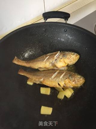Yellow Croaker in Soup with Pickled Vegetables recipe
