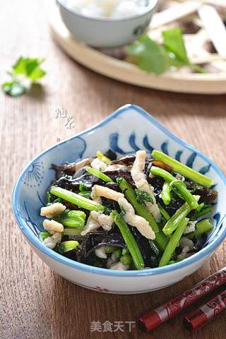 Stir-fried Shredded Pork with Celery and Fungus recipe