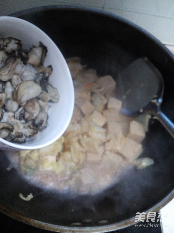 Frozen Tofu Stewed with Cabbage and Sea Oyster Meat recipe