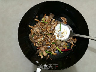 Stir-fried Fresh Mushrooms with Sliced Pork recipe