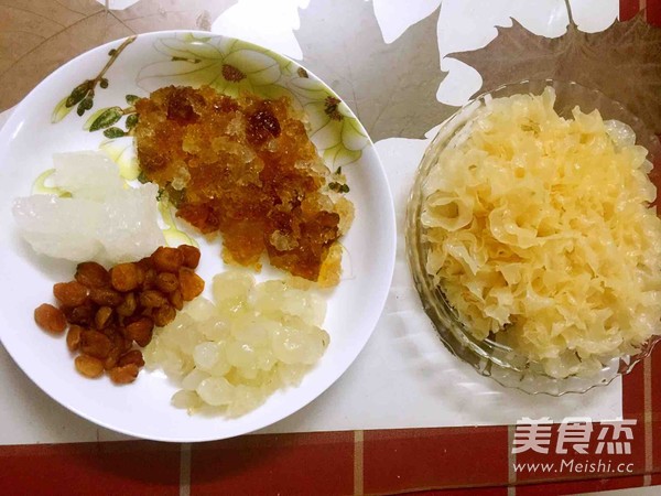 Tremella, Peach Gum, Soap Jap, Rice and Longan Soup recipe