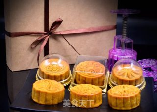 Cantonese-style Egg Yolk and Lotus Paste Mooncakes recipe