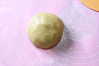 Cantonese-style Moon Cake with Beef Cubes with White Cloud Beans and Pine Nuts recipe