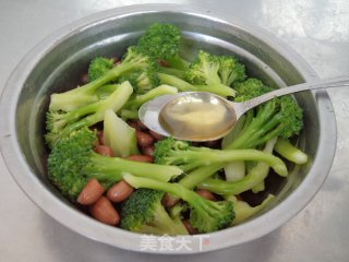 Broccoli with Peanuts recipe