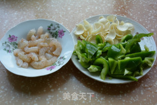 Stir-fried Green Peppers with Shrimp and Lily recipe