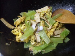 Vegetarian Scrambled Eggs and Dried Lettuce recipe