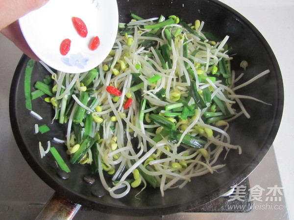 Stir-fried Soy Sprouts with Leek recipe
