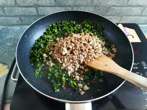 Flies Head-leek Flower Pork Foam recipe