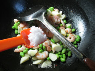 Stir-fried Edamame with Shrimp and Zizania White recipe