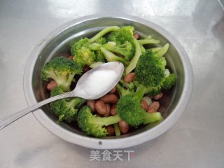 Broccoli with Peanuts recipe